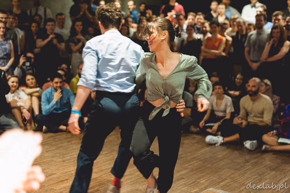 Tancerka Lindy Hop Warszawa - profesjonalny występ