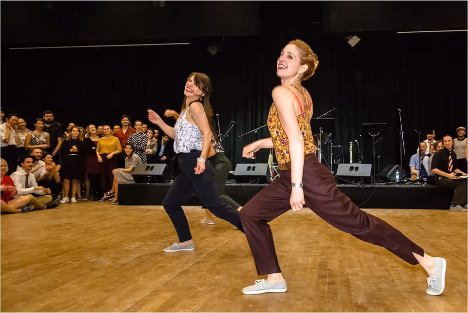 Lekcje Lindy Hop Warszawa - profesjonalna tancerka
