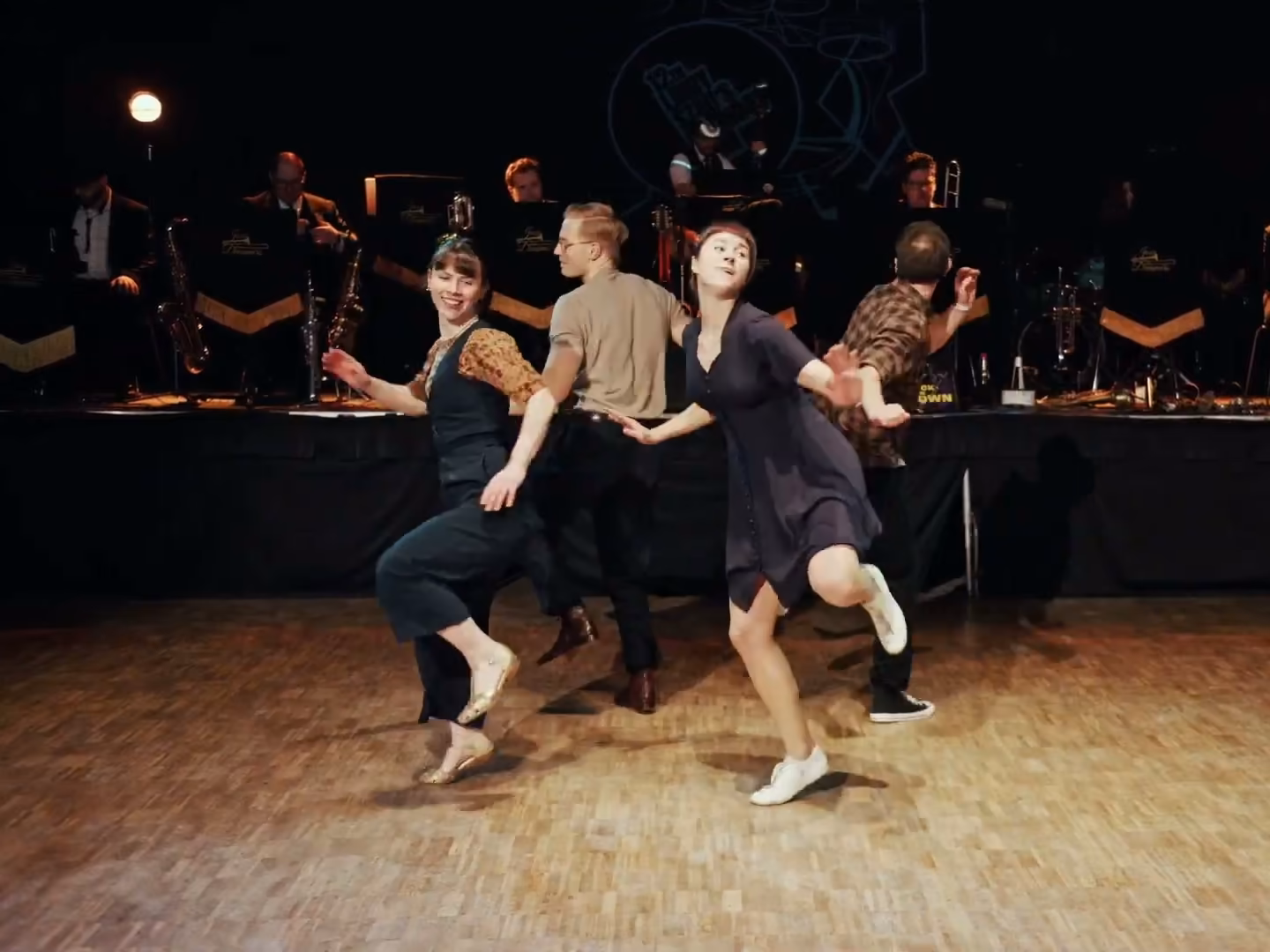 Sylwia Rozpierska tańczy Lindy Hop podczas występu na Lindy Szau Birthday Jam 2026